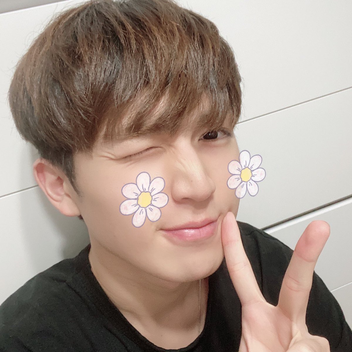 UP10TION's tweet photo. 생각보다 바람이 많이 불어요! 감기 조심하기!! #up10tion #gyujin #규진 https://t.co/X1cXr0lGDi