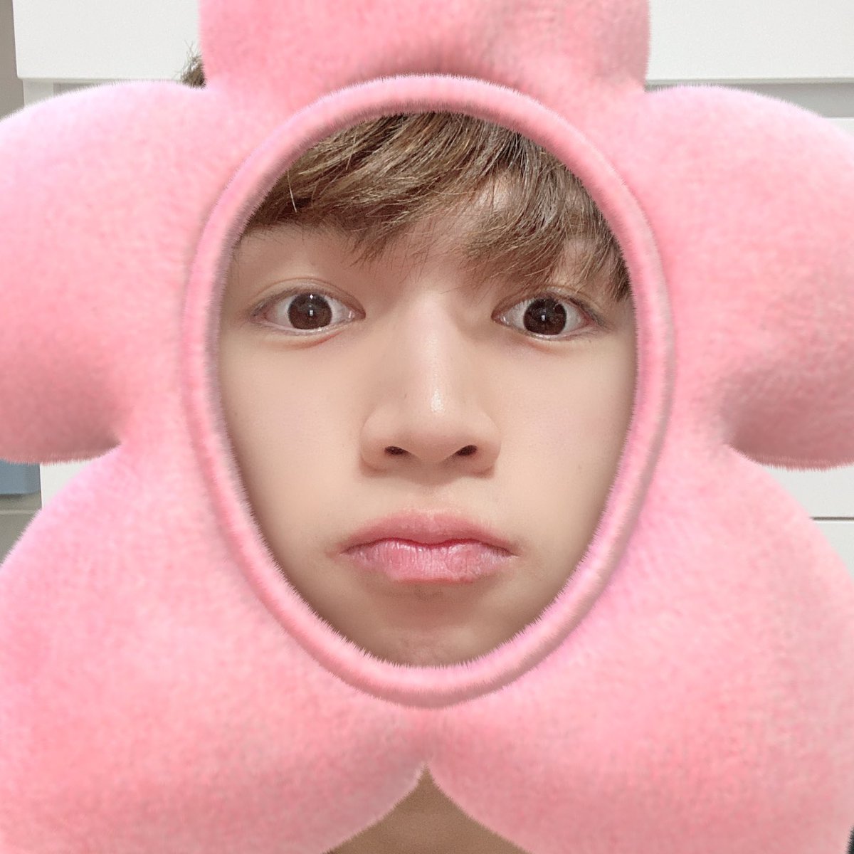 UP10TION's tweet photo. 생각보다 바람이 많이 불어요! 감기 조심하기!! #up10tion #gyujin #규진 https://t.co/X1cXr0lGDi