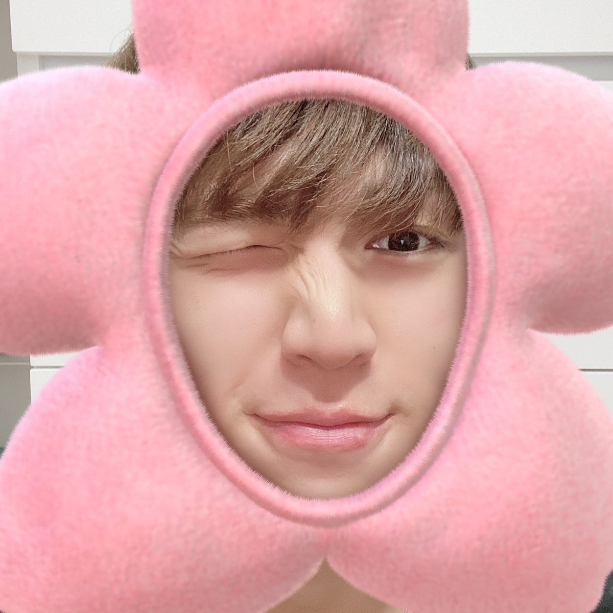 UP10TION's tweet photo. 생각보다 바람이 많이 불어요! 감기 조심하기!! #up10tion #gyujin #규진 https://t.co/X1cXr0lGDi
