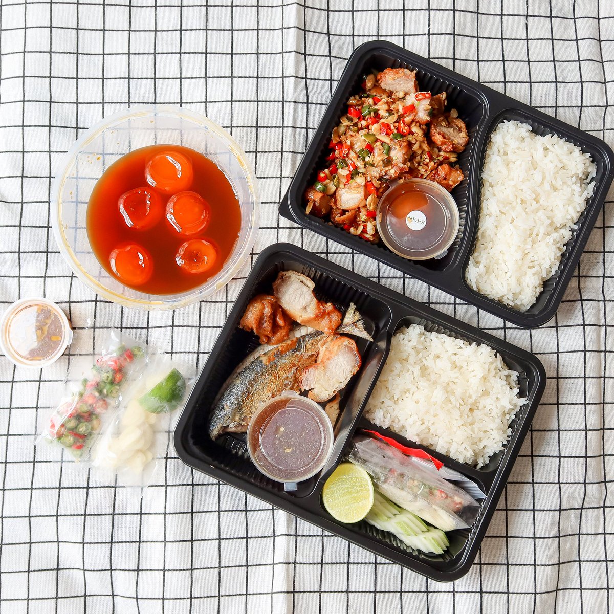 PlobJai's tweet photo. เย็นนี้สบายพุงละจ้า😋บอกตรงนี้เลยว่าร้านส่งมาให้เราช่วยโปรโมท แต่เราเคยทานแล้วในงาน zaap มันอร่อยจริงๆ ตอนนั้นกินข้าวหมูทอดกับไข่ดอง คือไข่ดองร้านนี้เริ่ดสุด ปังสุด ไม่คาวเลย กินง่ายอร่อยจริง หมูทอดก็อร่อยกรอบๆ ไม่แข็งมาก ส่วนข้าวหยำปลาทู+หมูทอดก็ดือ ราดซอสปรุงพร้อมกันลงตัวเว่อร์ https://t.co/16gJF3FLAN