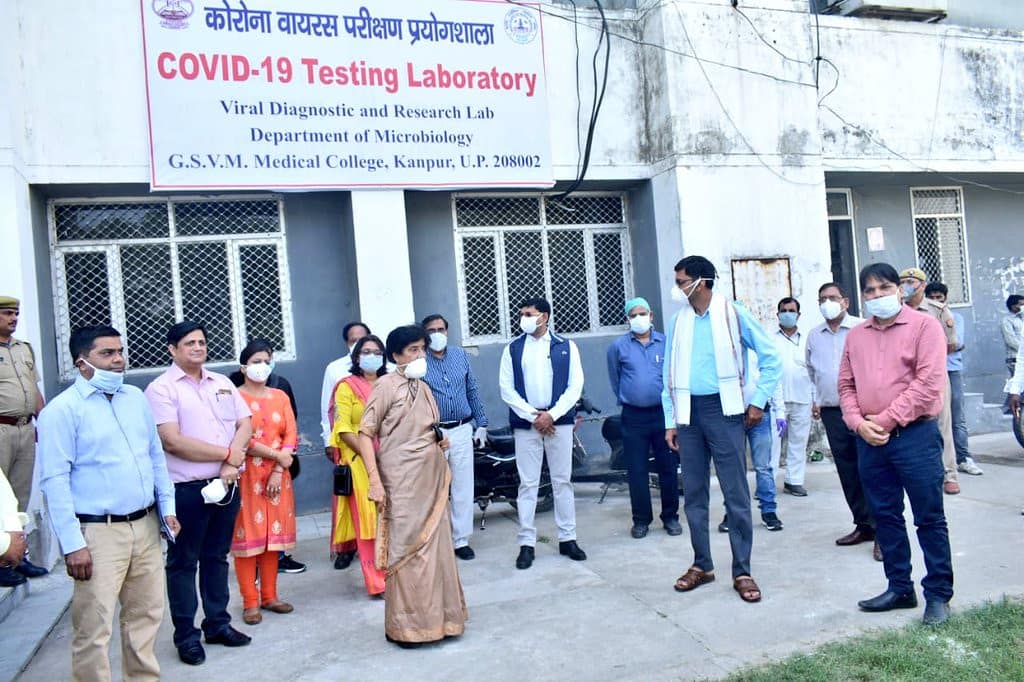 DMKanpur's tweet photo. अब कानपुर में लिए गए सैंपल को लखनऊ भेजने की आवश्यकता नहीं रहेगी। मेडिकल कॉलेज, कानपुर में आज से लगभग 90 टेस्ट प्रतिदिन करने की क्षमता हेतु समस्त तैयारियां पूर्ण कर ली गई हैं।  @CommissionerKnp महोदय की उपस्थिति में इस लैब का शुभारंभ किया गया। #kanpurFightsCorona https://t.co/hCEl4lVn7p