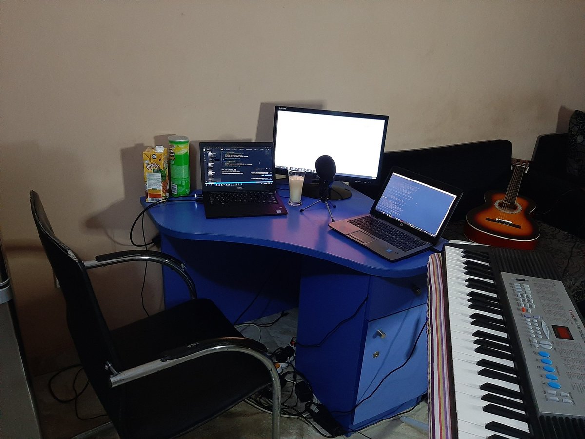 zeedersoft's tweet photo. This is how my workstation looks like depending on my cortisol level. #vggremotework @VentureGardenNG https://t.co/76Xd1Cp5he