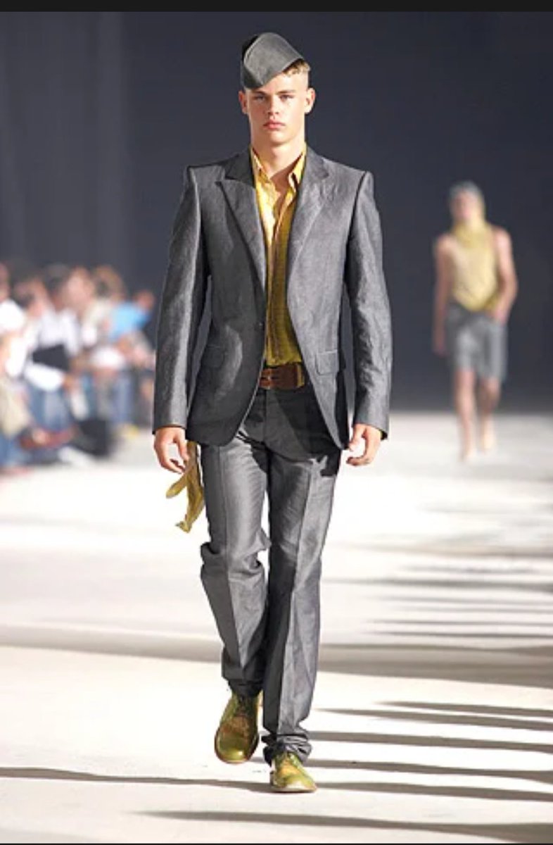 Spring Summer Homme 2005:Après son arrivée dans le Gucci Group McQueen lance sa ligne de vêtement pour homme et présente un premier défilé a Milan inspiré des tenues militaires des années 70.
