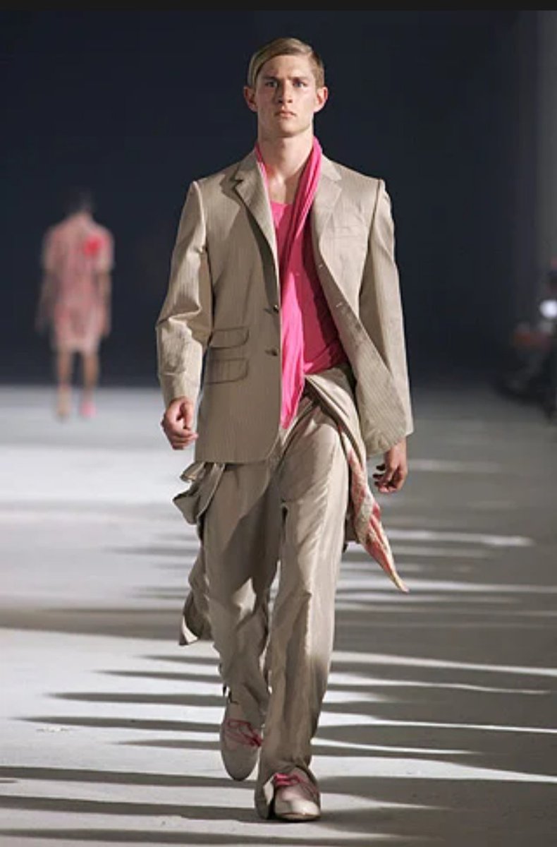 Spring Summer Homme 2005:Après son arrivée dans le Gucci Group McQueen lance sa ligne de vêtement pour homme et présente un premier défilé a Milan inspiré des tenues militaires des années 70.