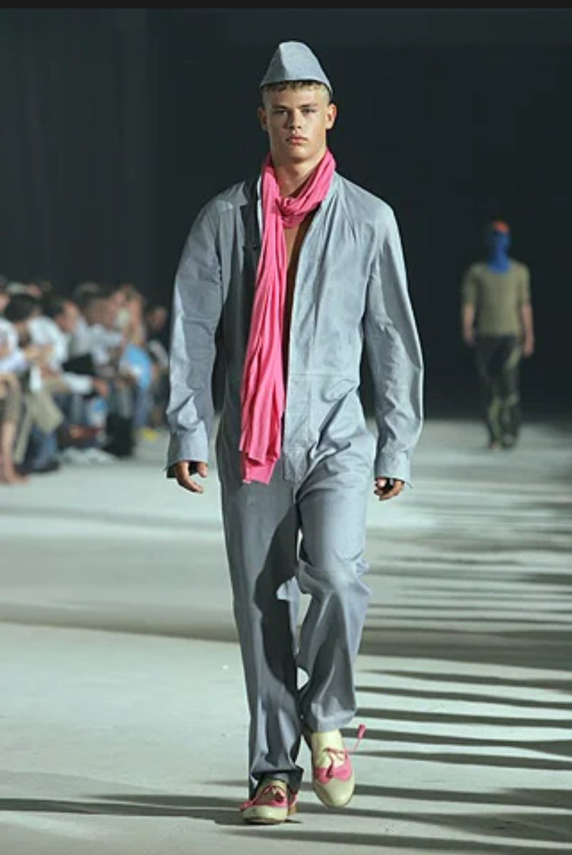 Spring Summer Homme 2005:Après son arrivée dans le Gucci Group McQueen lance sa ligne de vêtement pour homme et présente un premier défilé a Milan inspiré des tenues militaires des années 70.