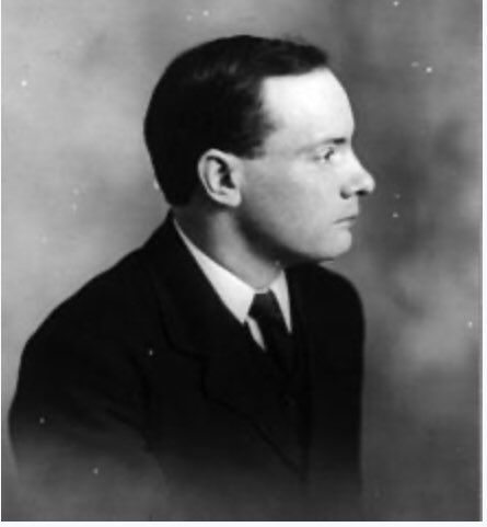 1/ Easter Monday morning, 1916, Margaret Skinnider account  #doingmybit1916 ‘I was sent [from Liberty Hall]on my bicycle to scout the city & report if troops from any of the barracks were stirring. They were not. When I returned to report ..I got my first glimpse of Padraic Pearse