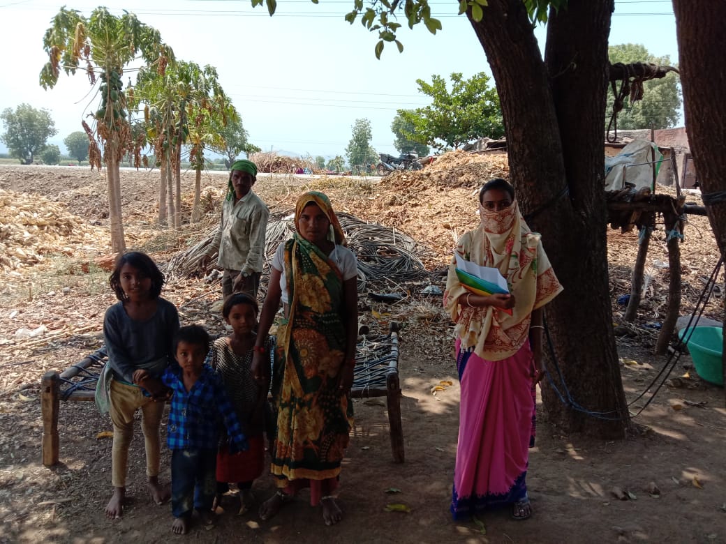 BurhanpurWcd's tweet photo. Some glimpses of Anganwadi Workers conducting door to door surveys to fight the COVID-19 pandemic.

#IndiaFightsCarona 
#SahiPoshanDeshRoshan
#SuposhitMP https://t.co/gifXi6jPoc