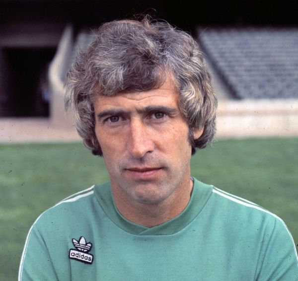 Harry8Turner's tweet photo. The Chelsea legend Peter Bonetti AKA "The Cat" died yesterday - Nicknamed "The Cat" because of his handling and reflexes in front of goal - @listerjameswill is nicknamed "Cat" because he called himself that in his Voicemail answer message when he was 14. Both are legends. RIP https://t.co/I1yM1hPWR0