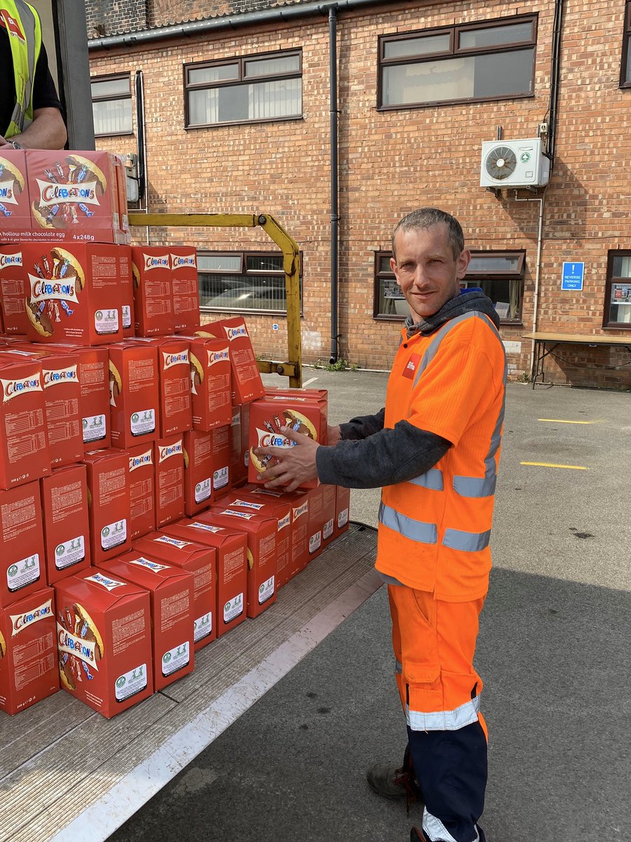 @Carmines62 @ManCityCouncil teams did not forget the @Biffa refuse collectors on their #Easter egg distribution run 👍🏽