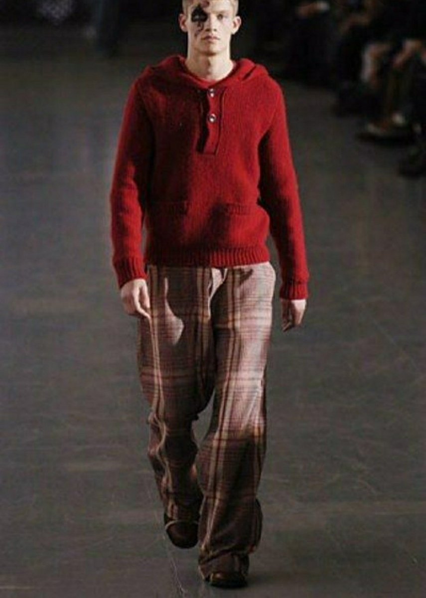 Fall Winter Homme 2005:Pour son second défilé masculin, McQueen s'inspire du film "La Haine" et "La reine Margot" pour représenter deux gangs rivaux. On y retrouve aussi des références a la violence, omniprésente a Londres, comme des droogs revisité dans "Orange Mécanique".