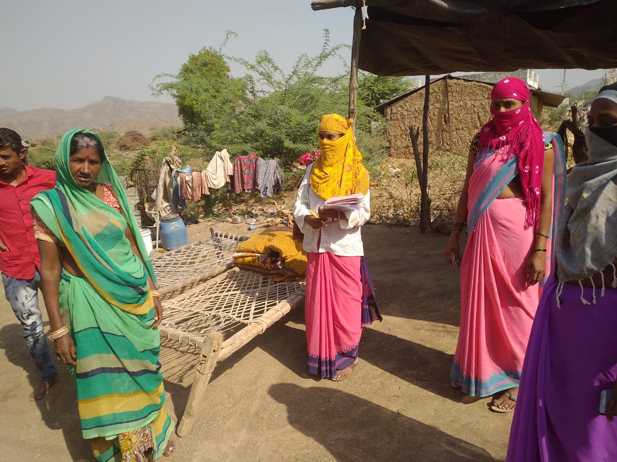 BurhanpurWcd's tweet photo. Some glimpses of Anganwadi Workers conducting door to door surveys to fight the COVID-19 pandemic.

#IndiaFightsCorona #SuposhitMP
#SahiPoshanDeshRoshan https://t.co/Tn2cKwIi5S