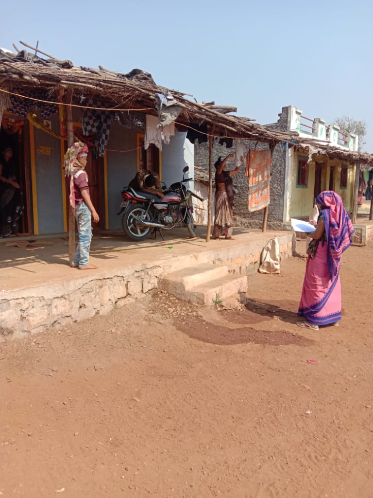 BurhanpurWcd's tweet photo. Some glimpses of Anganwadi Workers conducting door to door surveys to fight the COVID-19 pandemic.

#IndiaFightsCorona #SuposhitMP
#SahiPoshanDeshRoshan https://t.co/Tn2cKwIi5S
