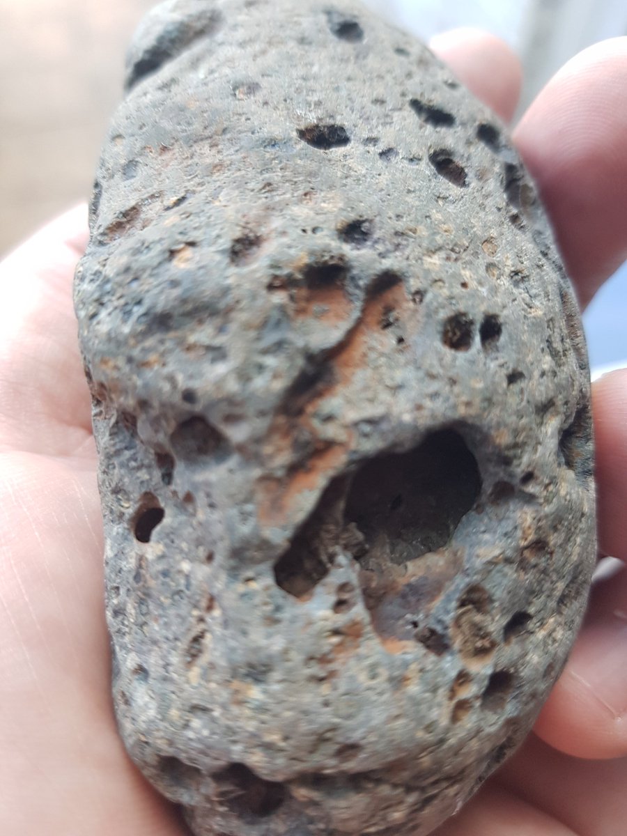 mlcr0d0t's tweet photo. #RocksAtHome can anyone me what this is? All I know is that it looks vesicular so I'm guessing igneous - possibly basalt? What are all the white dots? https://t.co/Gbehrqs0SP