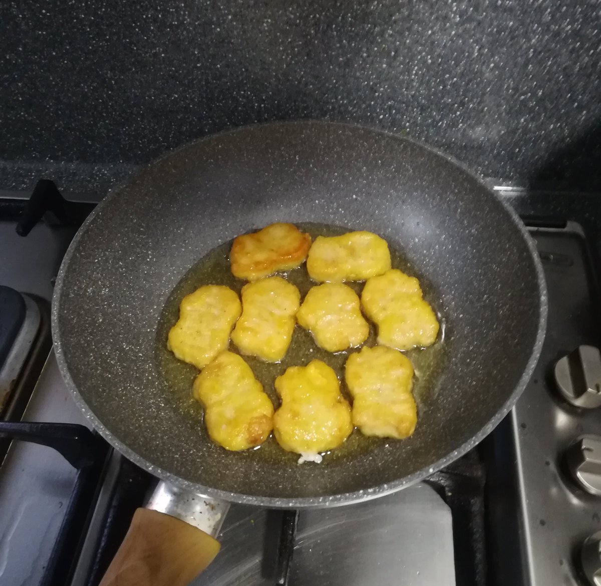 azraeimuhamad's tweet photo. "Lain orang, lain struggle."
Duduk rumah bukan mudah. Struggle hari hari kena fikir nak makan dan masak apa. Tetap kena bersyukur selagi bernyawa.
Ingat, yang berjuang di medan perang barangkali makan pun tak sempat.
#StayAtHome
#StayPutStaySafe https://t.co/k0xIAYQSjp