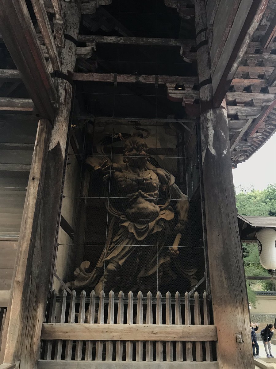 Nara - cette toute petite ville comparée aux deux autres rassemble 2 trucs : c’est la ville la plus ancienne du Japon... (la portée de la dernière photo date de 700, et le festival qui s’y tient chaque année de 1200 environ)