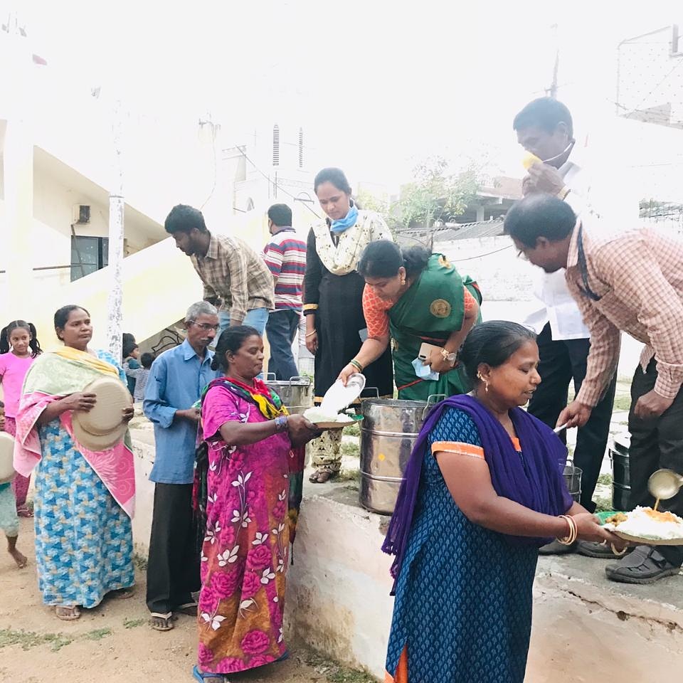 GSayannaMLA's tweet photo. Under the guidance of #SecunderabadCantonment MLA Sayanna Garu, TRS Ward 7 Leader N. Saritha Garu had served food to the needy people at Gandhinagar Ward-7, Secunderabad Cantonment.
#TelanganaFightsCorona #StayHomeStaySafe https://t.co/TFDSmokXJR