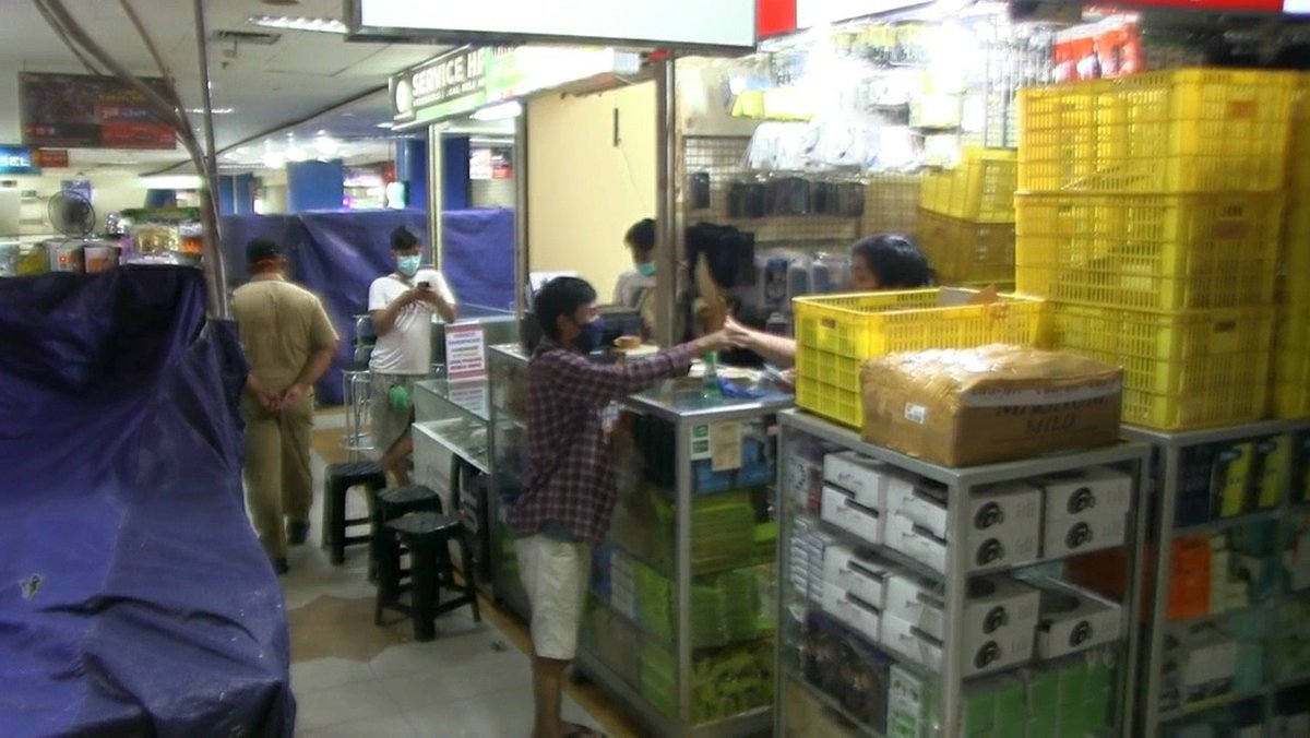 RadioElshinta's tweet photo. Tak indahkan imbauan pemerintah dalam pelaksanaan PSBB, Pusat Grosir Cililitan (PGC) Kramat Jati, Jakarta Timur, masih tetap buka. Puluhan toko ditertibkan petugas karena masih masih melayani pembeli tanpa memperdulikan aturan social distancing, Senin (13/4). (Joi) https://t.co/ml6Hofdr0U