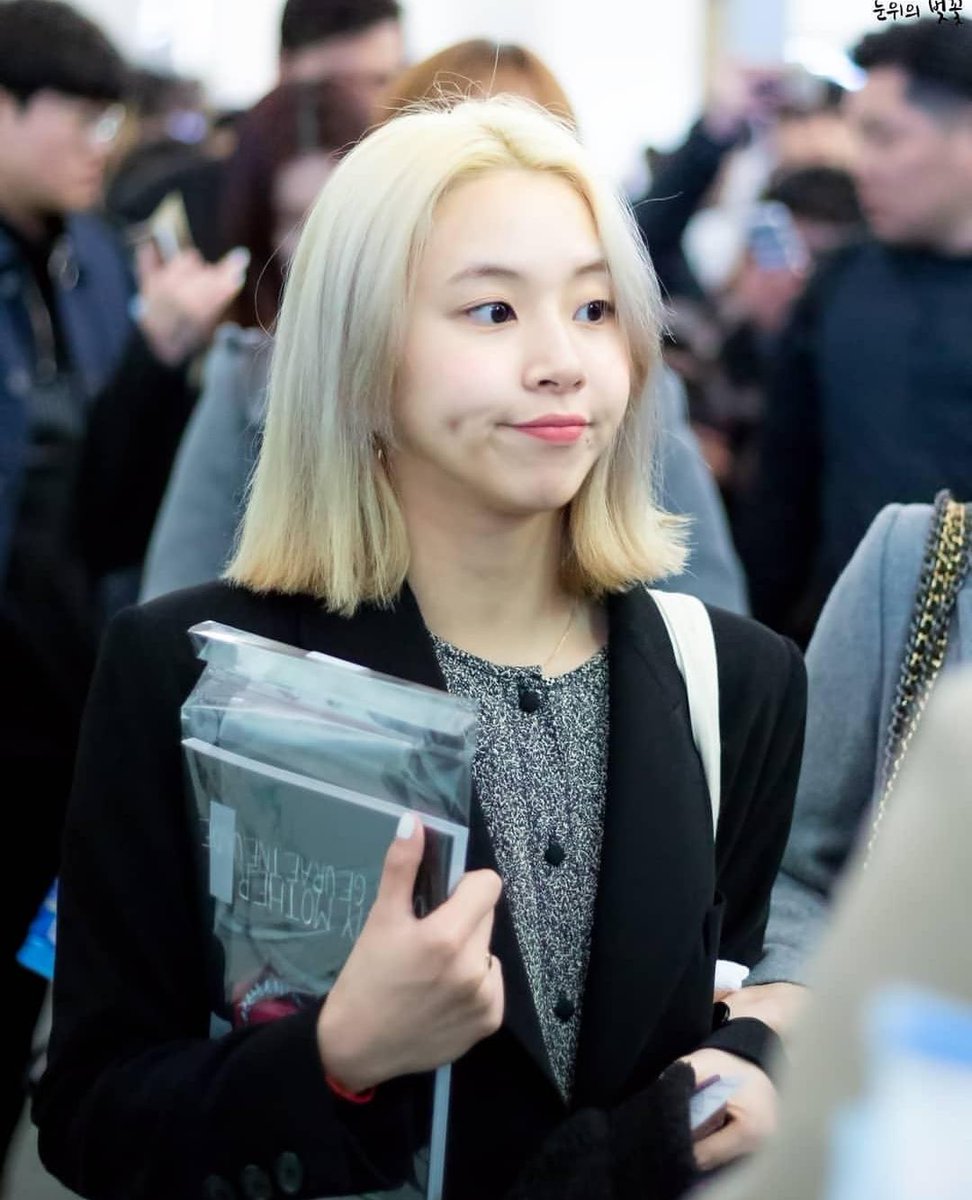 Chaeyoung& #39;s dimples- an adorable trait, a thread