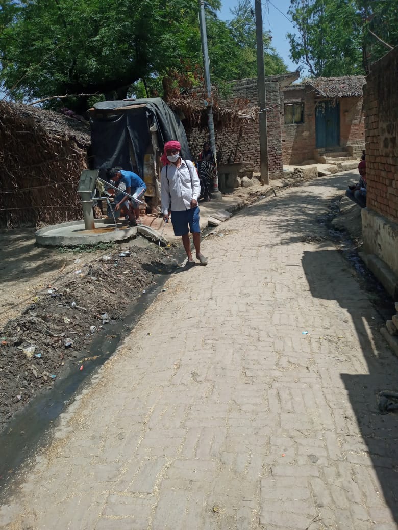 विकाश खंड हरपालपुर जनपद हरदोई की ग्राम पंचायतो में सैनिटेशन करते हुए सफाई कर्मी