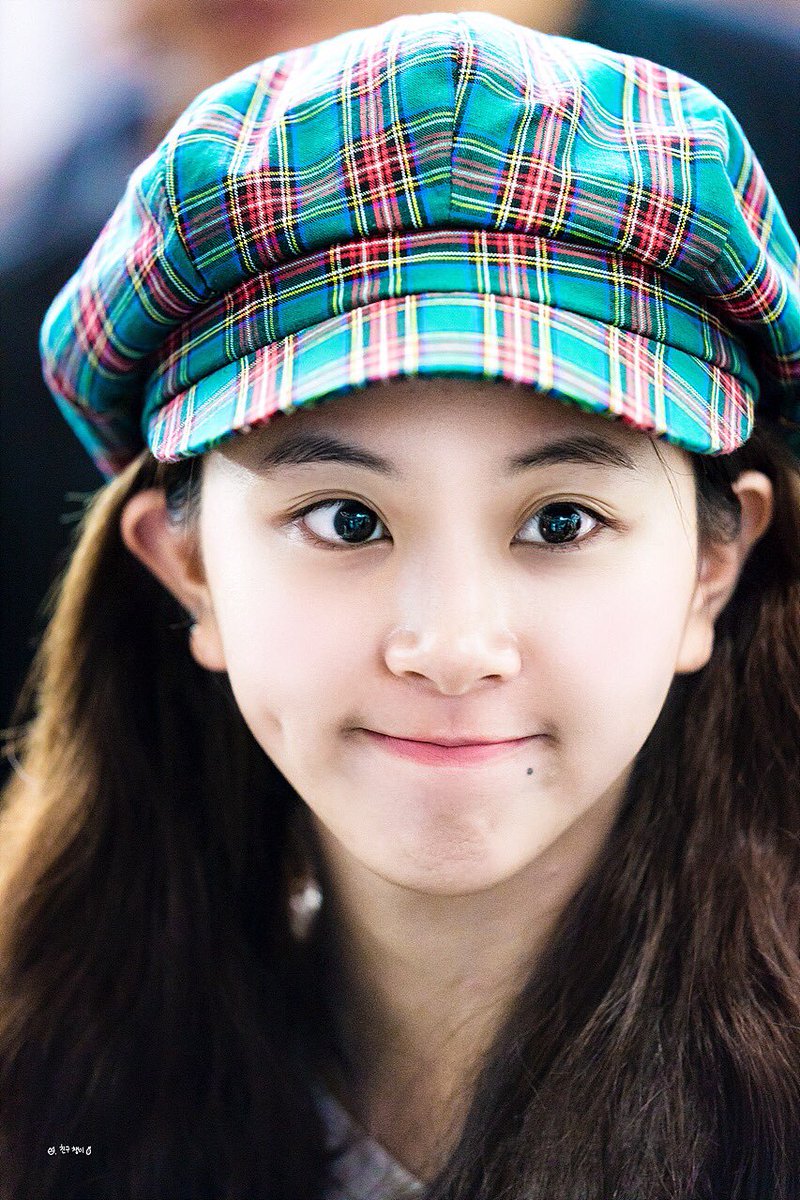 credits to  @chaengallery for this amazing edit of her dimples :3