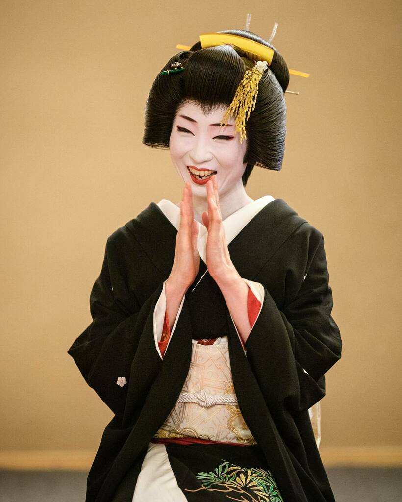 balbo42's tweet photo. La bonne humeur communicative de Umeha-san 😄👏
.
.
Pour plus de photos de geiko et maiko 👉 @balbo42
.
#japan #japon #kyoto #Fujifilm
.
#kamishichiken #geiko #maiko #geisha #kimono #instagramjapan #japanese #japanesegirl #ig_japan #portrait_ig #visitja… https://t.co/88t7ojHwgi https://t.co/GHqNpxxNGn