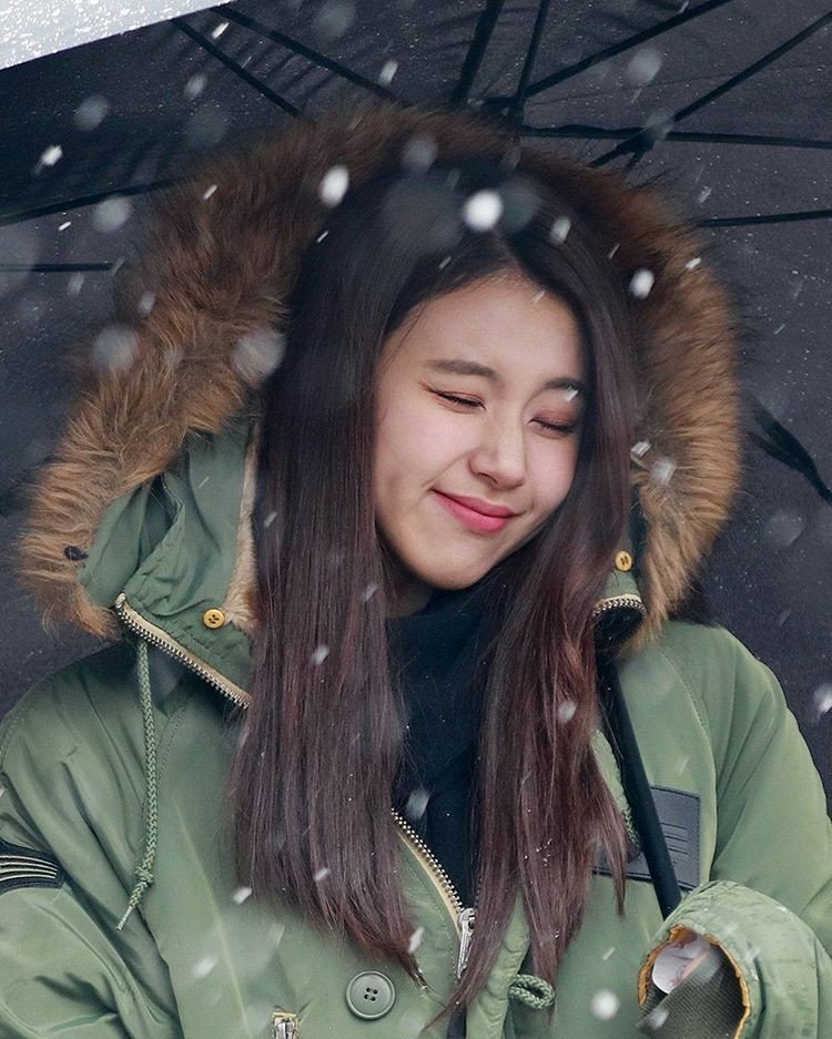 credits to  @chaengallery for this amazing edit of her dimples :3