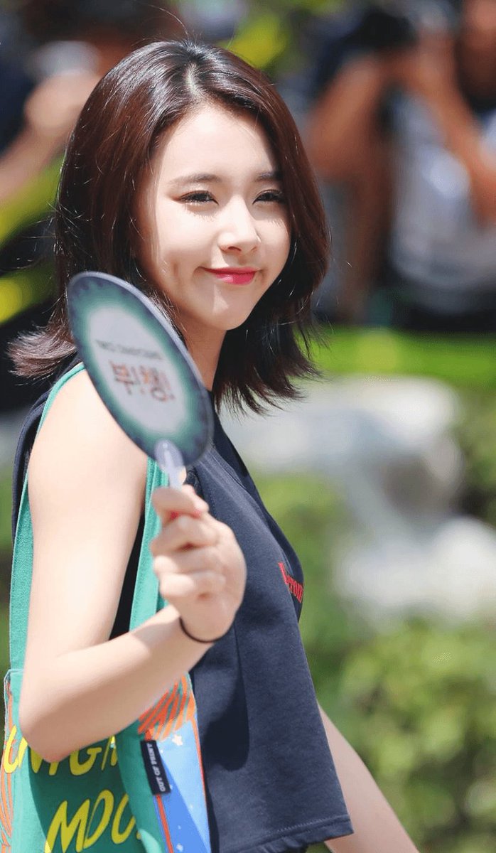 credits to  @chaengallery for this amazing edit of her dimples :3
