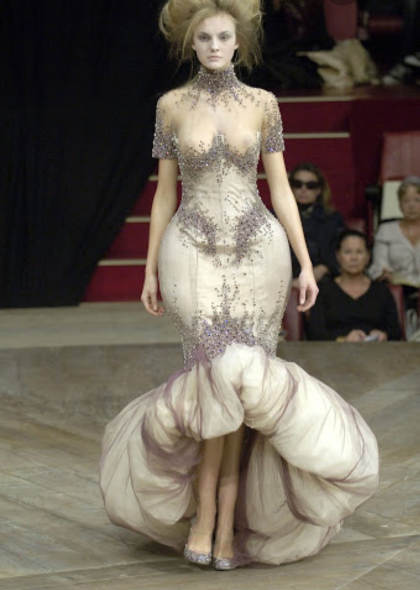 Spring Summer 2007:"Sarabande"Ce défilé s'inspire du film de Stanley Kubrick"Bary London",les vêtements sont a nouveaux dans un style victorien gothique comme à des debut, ce qui est l'essence de McQueen.