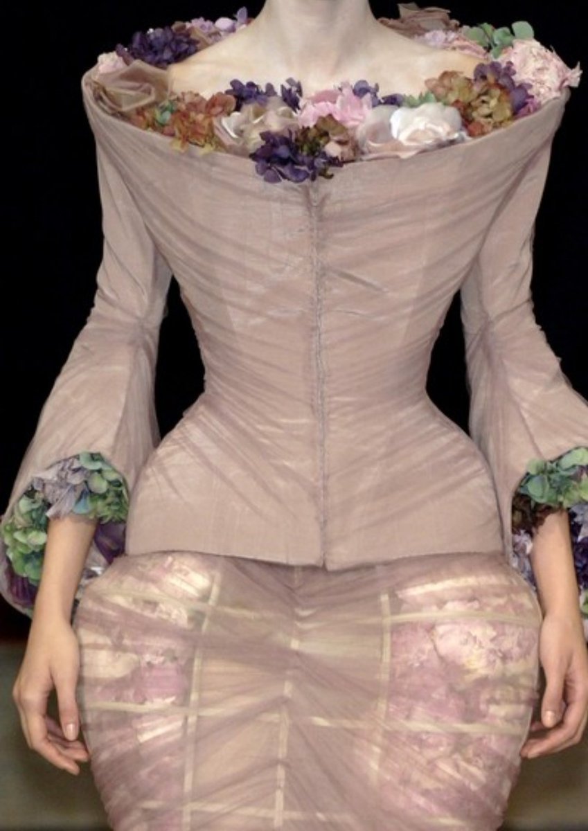 Spring Summer 2007:"Sarabande"Ce défilé s'inspire du film de Stanley Kubrick"Bary London",les vêtements sont a nouveaux dans un style victorien gothique comme à des debut, ce qui est l'essence de McQueen.