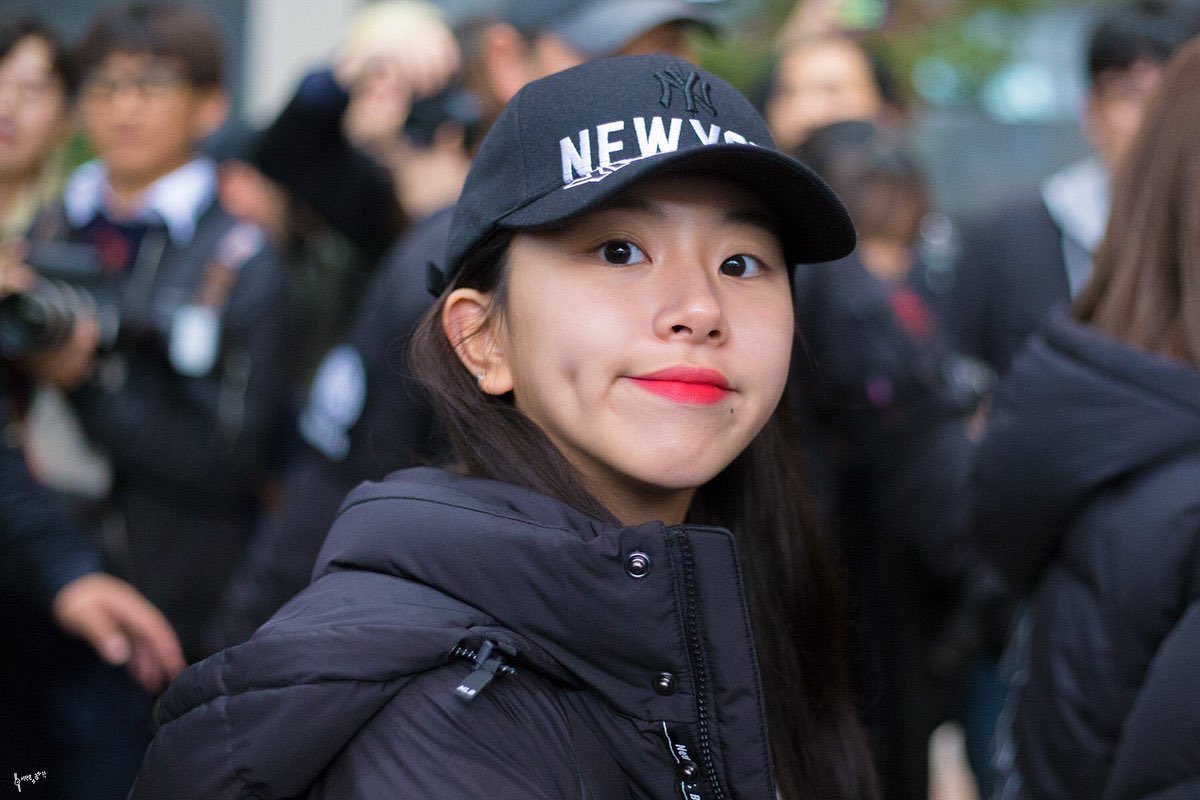 credits to  @chaengallery for this amazing edit of her dimples :3
