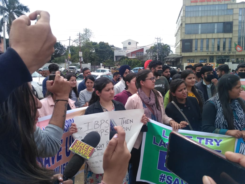 Niti88552802's tweet photo. #justice4jkbankaspirants
Voting is not only our right,it's our power .
And believe the power of 1.5 lakh aspirants ,we have voted for BJP &amp; we have right to complain.
Declare our results asap
@DrJitendraSingh @RavinderBJPJK  @AltafBukhari_ @mpjugalkishore @ChVikas_ @AshokKoul59 https://t.co/5Bi92Y1Vrx