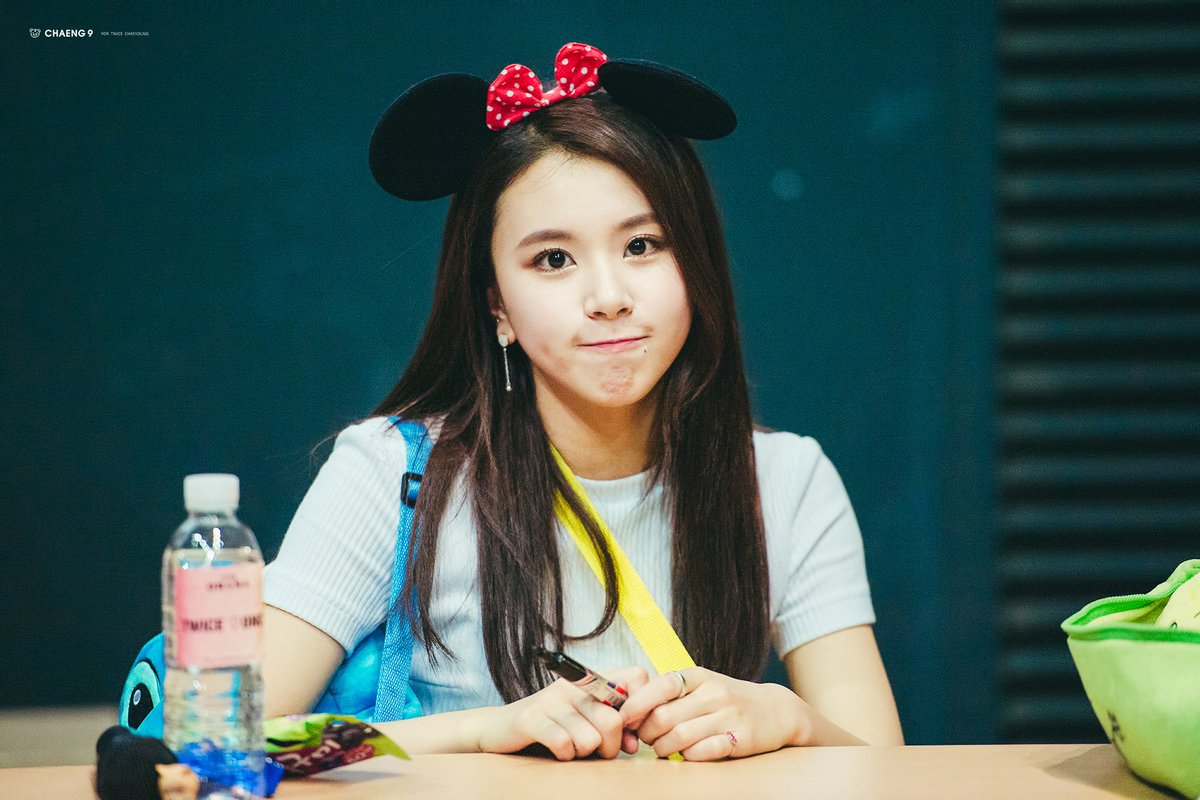 credits to  @chaengallery for this amazing edit of her dimples :3