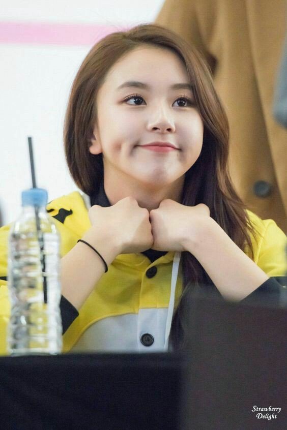 credits to  @chaengallery for this amazing edit of her dimples :3