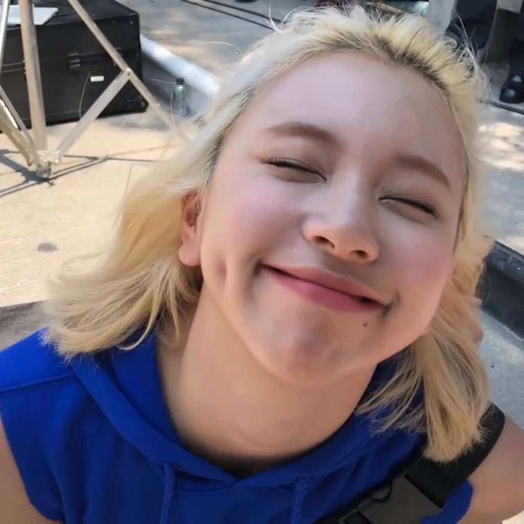 credits to  @chaengallery for this amazing edit of her dimples :3