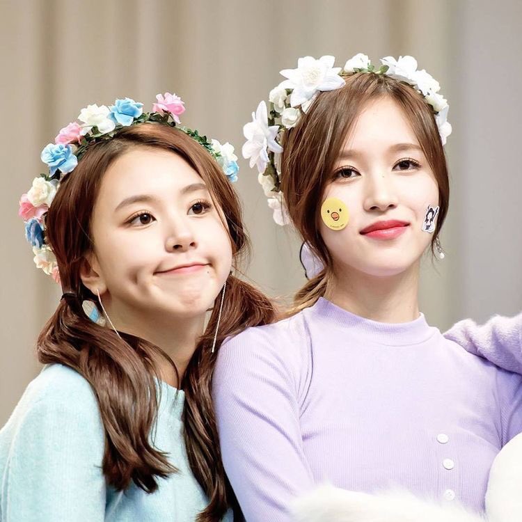 credits to  @chaengallery for this amazing edit of her dimples :3