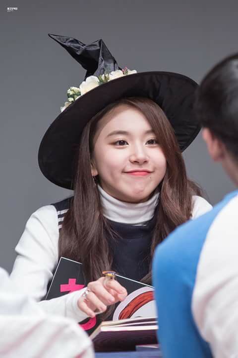credits to  @chaengallery for this amazing edit of her dimples :3