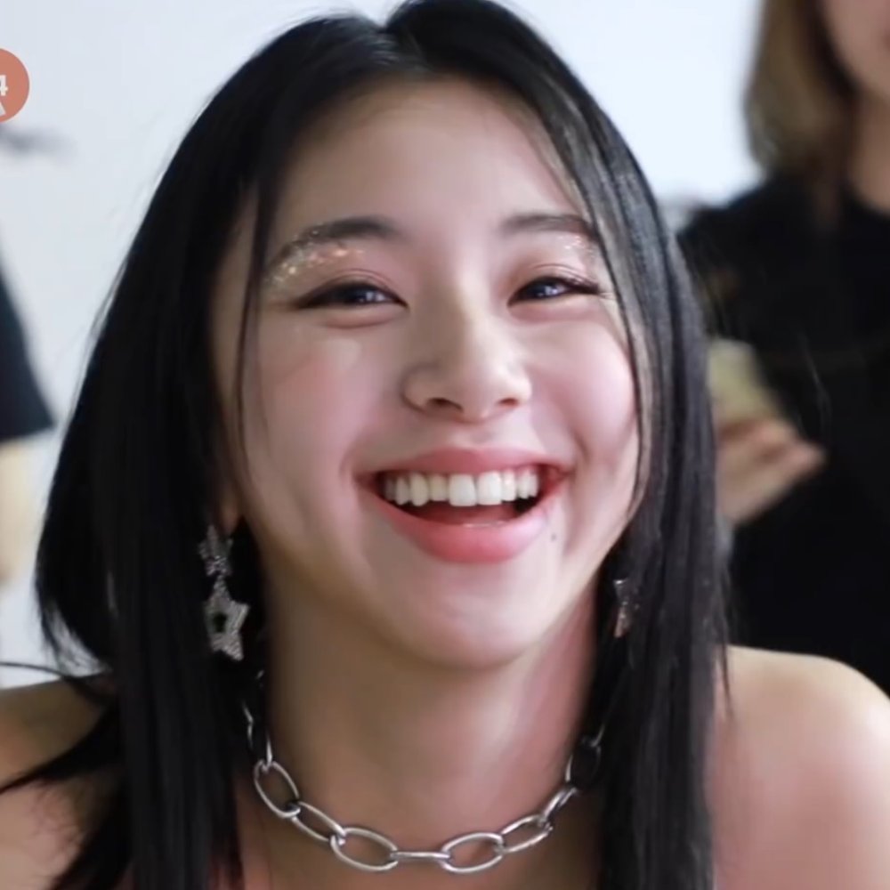 credits to  @chaengallery for this amazing edit of her dimples :3