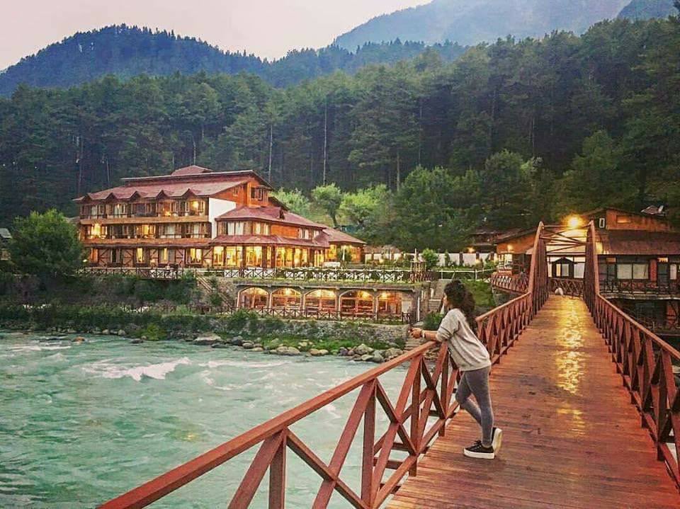 Sharda is a small town located in Neelam Valley, Azad KashmirLocated in the upper part of Neelam District alongside the banks of Nelam river and between two mountain peaks Nardi and Shardi overlooking the small town,Sharda offers some spectacular views and a relaxing atmosphere