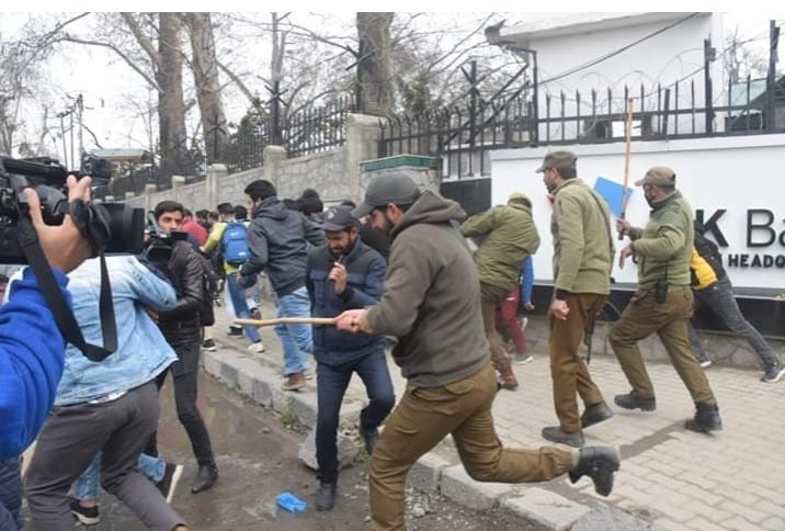 Shikha754696282's tweet photo. #justice4jkbankaspirants...we were demanding results...and they give lathi charge.😠
@narendramodi @DrJitendraSingh @AmitShah @JandKBank @ghulamnazad @pawanjk2014 @OmarAbdullah @ravishndtv @dograjournalist @Nidhi @RavinderBJPJK @RBI @ArunPrabhat111 https://t.co/kgn2uIj123