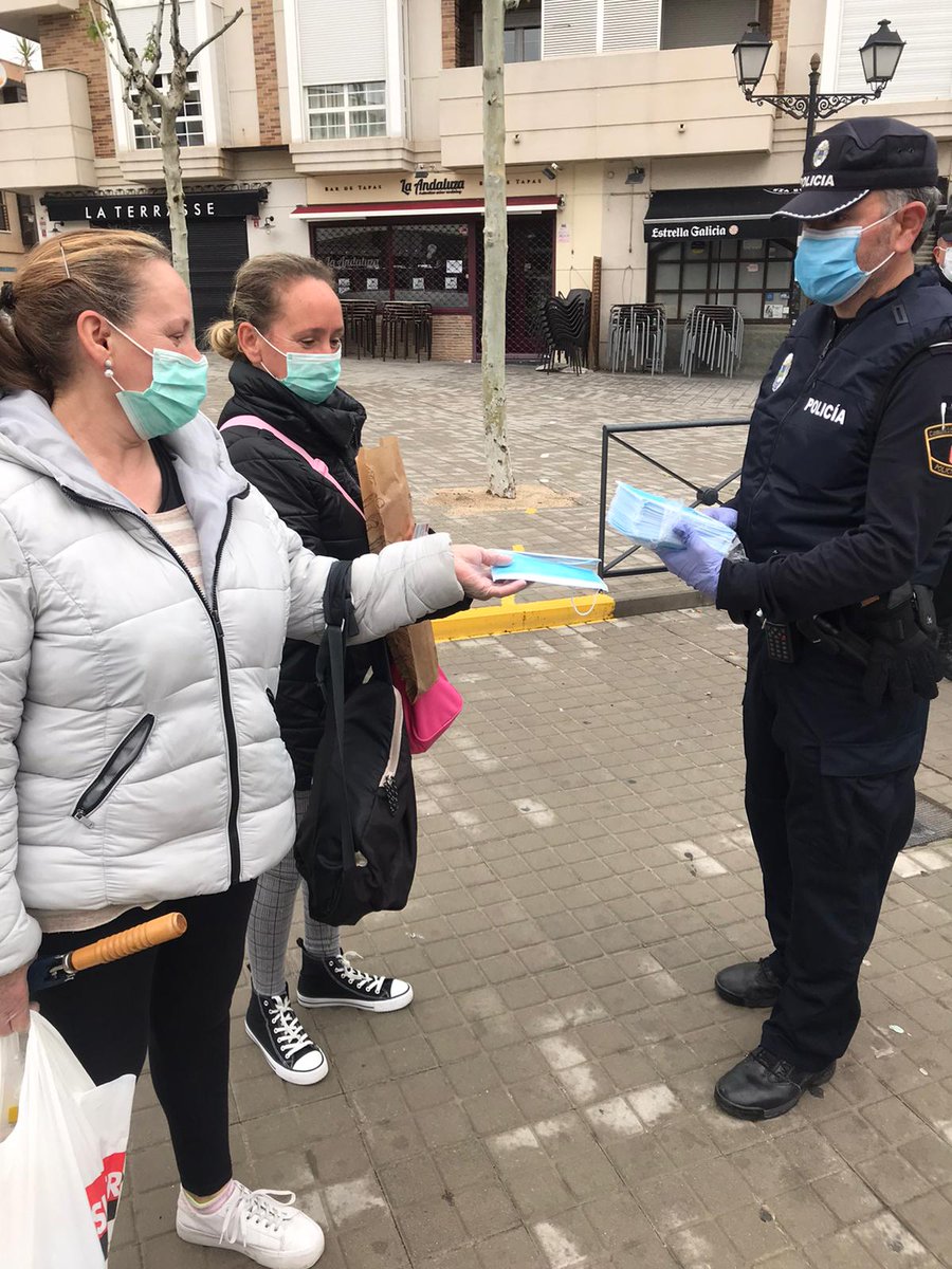 AytoVDLCanada's tweet photo. La #PolicíaLocal ha repartido hoy, de 6:00 a 9:00 horas, las mascarillas facilitadas por @sanidadgob para aquellos vecinos que se incorporan al trabajo y utilizan el transporte público. Mañana se volverán a repartir en dicha franja horaria en las principales paradas de autobús. https://t.co/lrXXTAqqA7