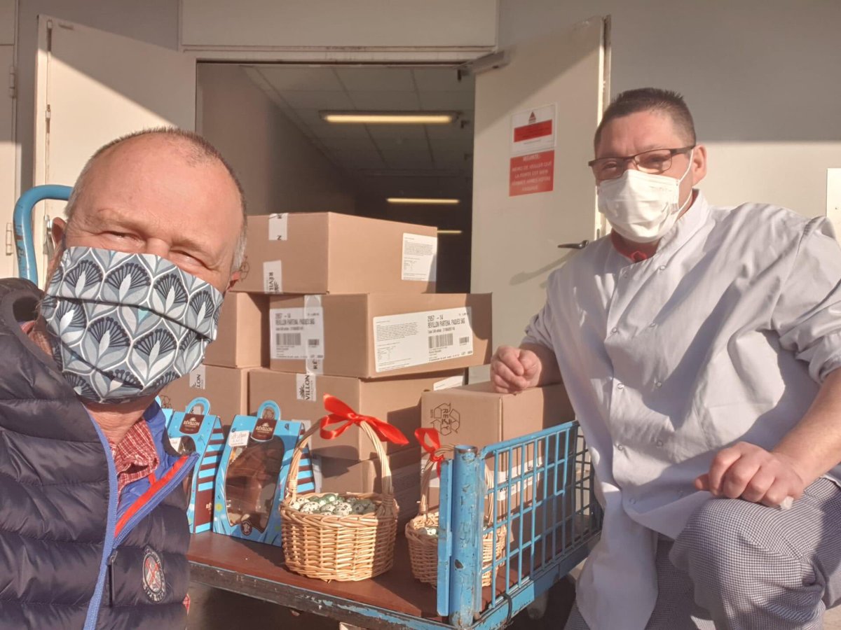 ghnd_38's tweet photo. [#Solidarité #Covid19🦠] @WalibiRA n'a pas pu organiser sa chasse aux œufs, alors le parc a décidé de distribuer ses #oeufs en #chocolat au personnel #soignant, dont les #CHPO et #CHPB. Un #merci collectif à #Walibi de la part de tout le #GHND ! ❤️🐣🐇🍫
#ChaudAuCoeur #soutien https://t.co/5MZxZoMwdK