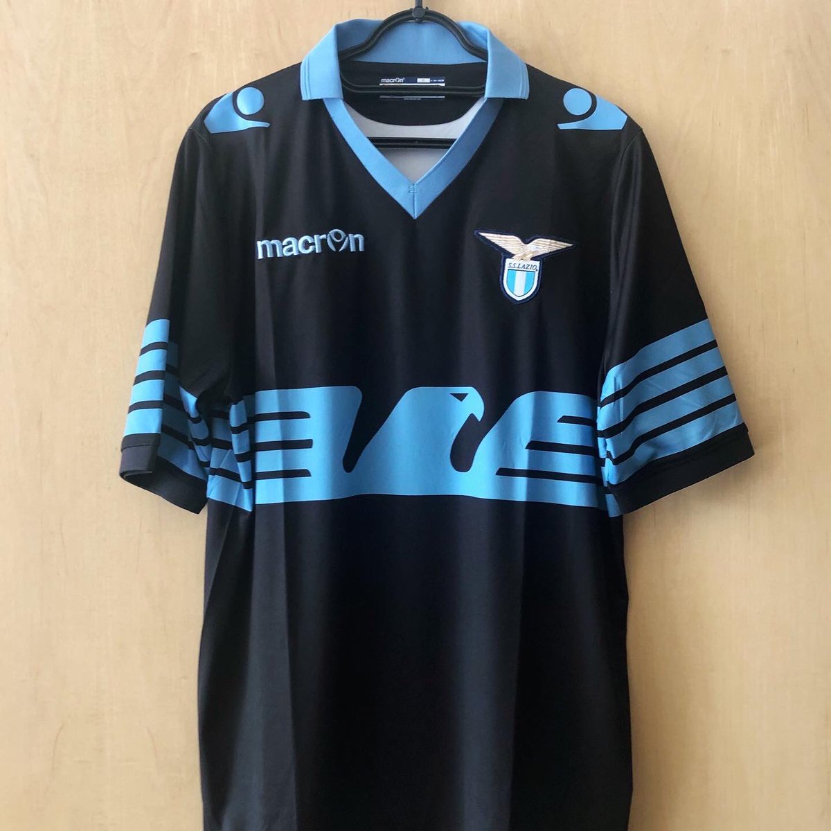 . @OfficialSSLazio Away Kit, 2015/16MacronOne of the most iconic designs of the past few years in Serie A. Heavily inspired by the 1982/83 “design, it has been used extensively by Macron in the last few years. This is the only one to use this colour combination  #HomeShirts