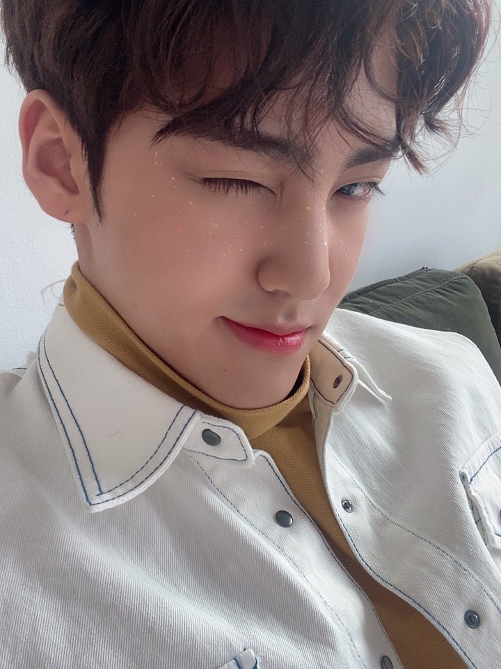 official_bofyou's tweet photo. [#송유빈]
야심차게 찍었는데
입술에 과자 부스러기 하나 올라가있네 ㅎ
미츄들 월요일 인데 다들 뭐하시나?🐶 https://t.co/MdCr0B7ltj