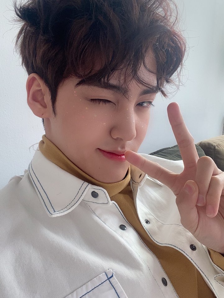 official_bofyou's tweet photo. [#송유빈]
야심차게 찍었는데
입술에 과자 부스러기 하나 올라가있네 ㅎ
미츄들 월요일 인데 다들 뭐하시나?🐶 https://t.co/MdCr0B7ltj