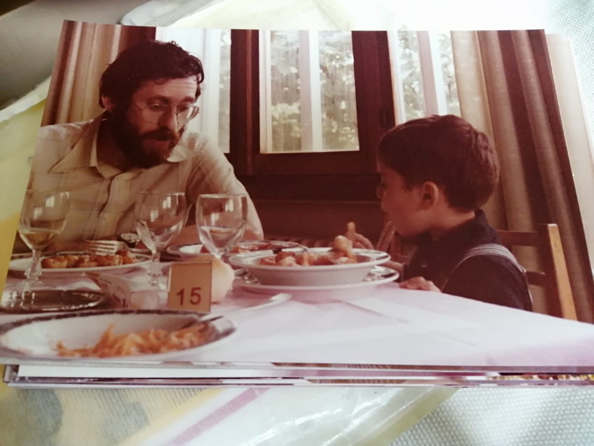 DAVIDPARENZO's tweet photo. ...di questi tempi ma nel 1979! Con il mio papà, colli euganei, al mitico ristorante AL SASSO a Castelnuovo, Teolo (Padova) https://t.co/QltYEn07fo