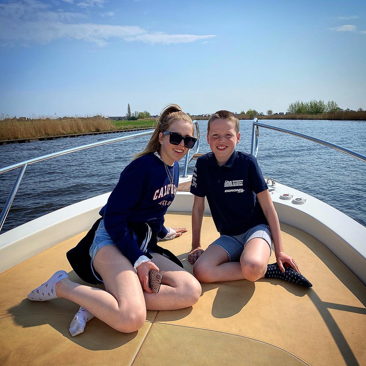 Looking for Easter 🐣 🥚 eggs 😜. A little boat 🚣‍♂️ trip with the family at easter 🐣 to get out of the house 🏡.
Happy Eastern to all of you #racefans.
.
#quarantaine #staysafe #familytime 
#boatrip #eemnes