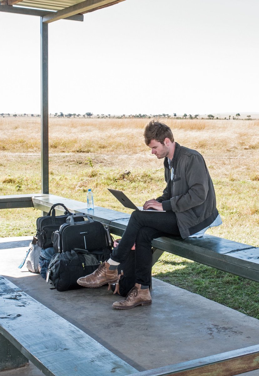 Cuando viajes en autobús te recomendamos ir con ropa cómoda.👚

Puede que por querer viajar más formal el #viaje te sea muy pesado o te sientas incómodo mucho tiempo. 

Te recomendamos ropa elástica, jerseys finos, y #zapatillas de deporte o calzado cómodo.🏃‍♂️