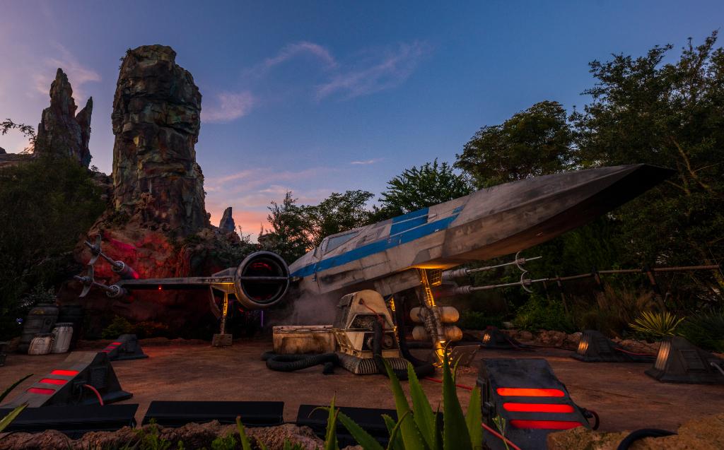 WaltDisneyWorld's tweet photo. Bright Suns ☀️ from Star Wars: Galaxy’s Edge. The Force will be with you, always. https://t.co/NTVuA3tsqb ✨#DisneyMagicMoments https://t.co/VjNQDw7tob