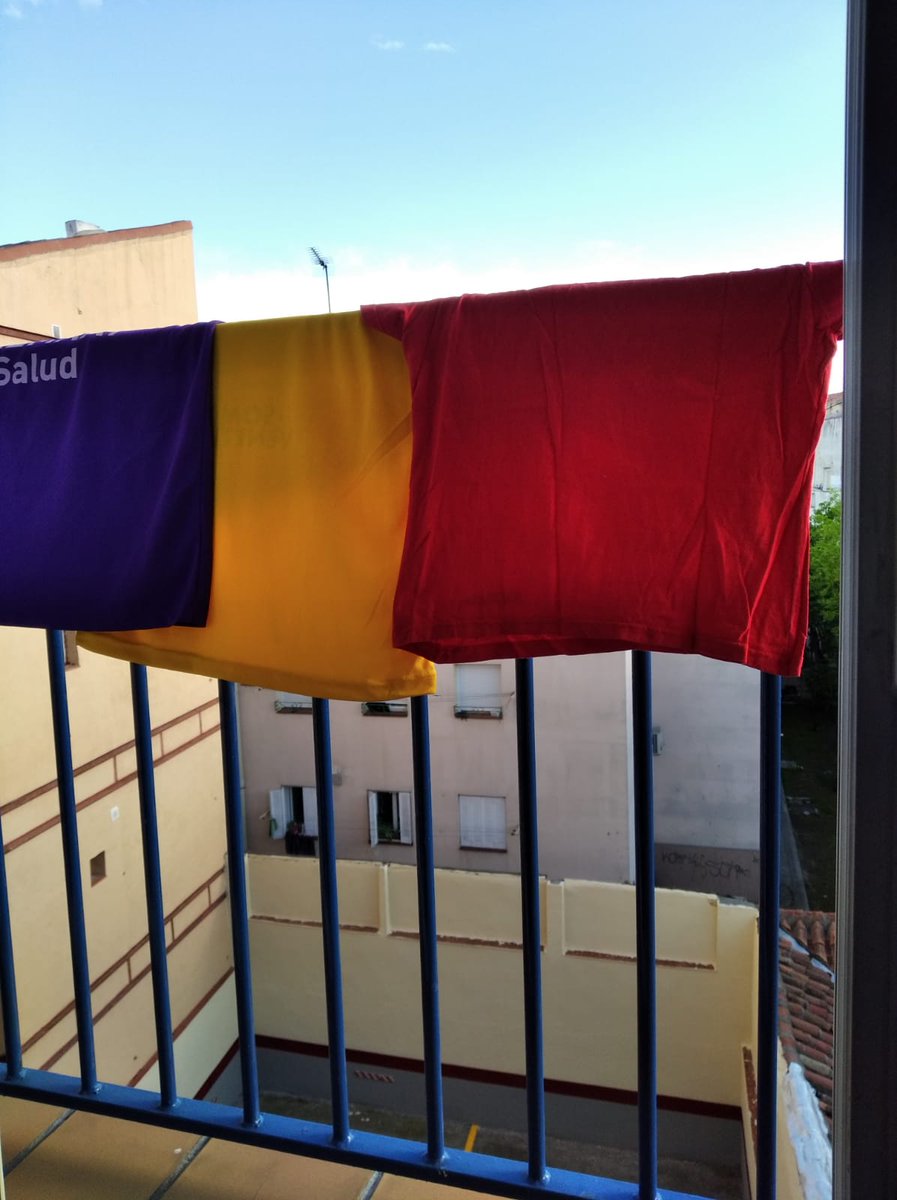 Mañana en Vallekas sacamos la tricolor a la ventana.
Si no tienes bandera, improvisa, puedes sacar prendas con los colores o cualquier símbolo republicano.
Te dejamos una idea. Mándanos tus fotos por privado a Twitter o a Facebook.
República es democracia.