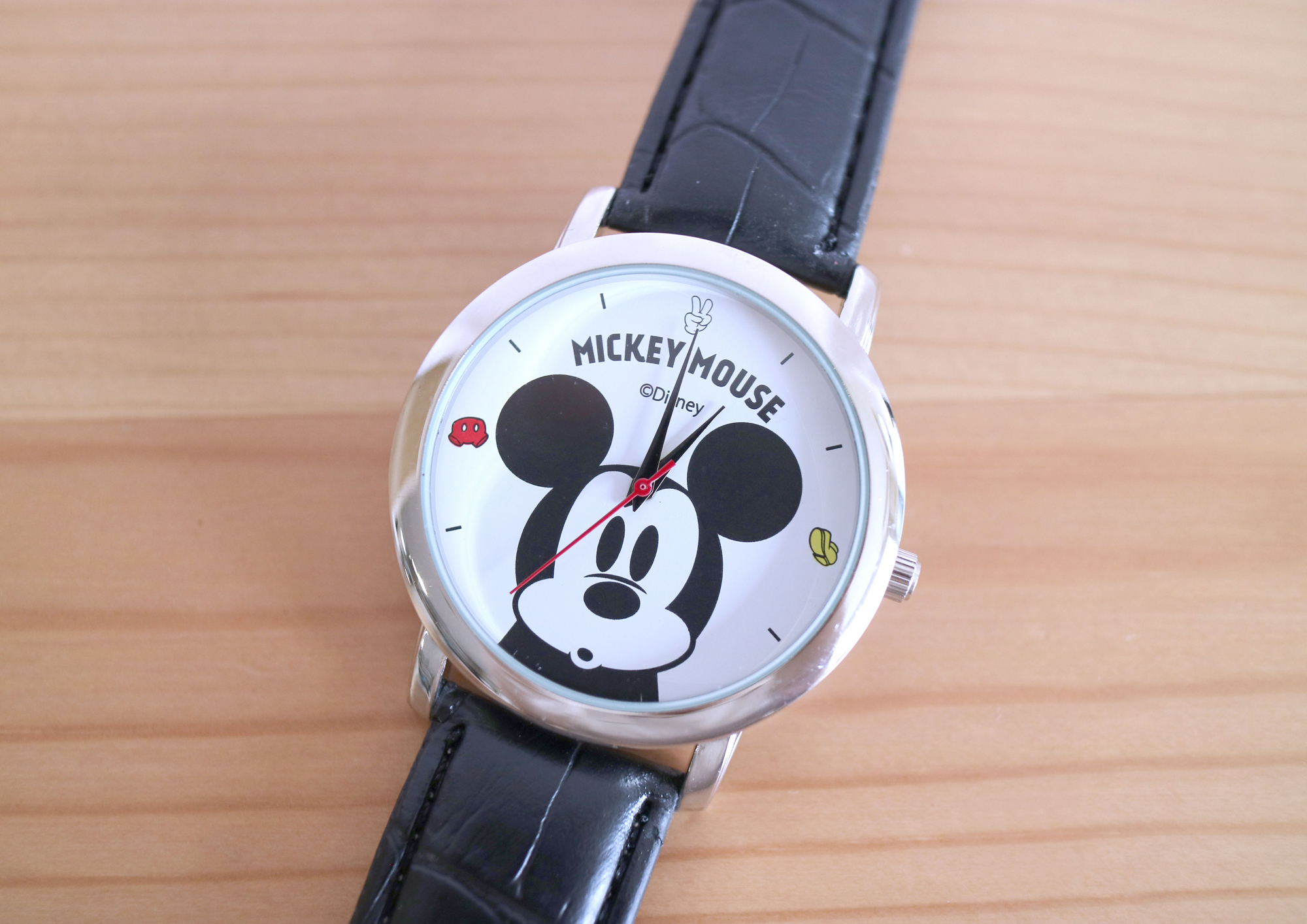 雑誌付録ダイアリー Steady 5月号の付録 ミッキーマウス 大人腕時計 を開封 大きめフェイス 太めのベルト 文字盤の時刻の一部が ミッキーのズボンなど可愛いイラストになっています Steady ステディ ミッキーマウス ミッキー 腕時計 雑誌付録